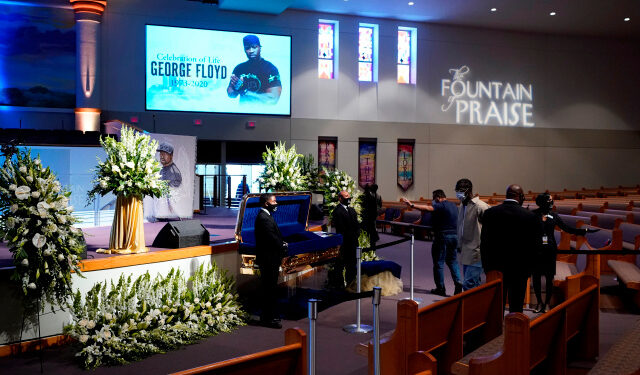 Houston (United States), 08/06/2020.- Mourners pass the casket of George Floyd during a public visitation for Floyd at the Fountain of Praise church, in Houston, Texas, USA, 08 June 2020. A bystander's video posted online on 25 May, appeared to show George Floyd, 46, pleading with arresting officers that he couldn't breathe as an officer knelt on his neck. The unarmed Black man later died in police custody and all four officers involved in the arrest have been charged and arrested. (Estados Unidos) EFE/EPA/David J. Phillip / POOL