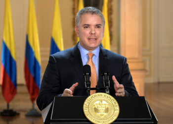 Foto de archivo. El presidente de Colombia, Iván Duque, habla a la nación en un discurso televisado en el que declaró el estado de emergencia para frenar la expansión del coronavirus desde la sede de la Presidencia en Bogotá, Colombia, 17 de marzo, 2020. Cortesía de la Presidencia de Colombia/vía REUTERS ATENCIÓN EDITORES ESTA IMAGEN FUE SUMINISTRADA POR UN TERCERO