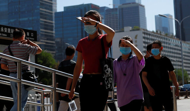 Personas usan mascarillas mientras se dirigen al trabajo durante la hora punta de la mañana, después de los nuevos casos de infecciones de la enfermedad coronavirus (COVID-19) en Pekín, China, el 15 de junio de 2020. REUTERS/Thomas Peter