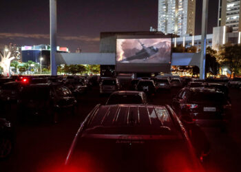 AME7373. SAO PAULO (BRASIL), 17/06/2020.- Decenas de personas a bordo de sus vehículos miran una película en un autocine este miércoles, en Sao Paulo (Brasil). En un espacio habilitado para unos 100 vehículos en el Memorial de América Latina, los habitantes de Sao Paulo podrán disfrutar del séptimo arte mientras los cines en teatros cerrados recuperan su normalidad debido a la pandemia de coronavirus en curso en el país. EFE/ Sebastião Moreira