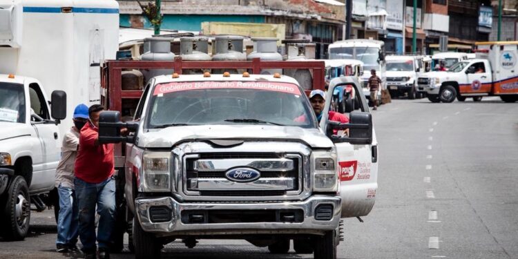 Gasolina. colas Foto @jguaido