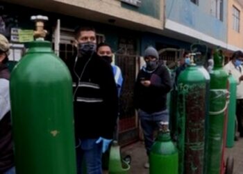 Peruanos realizan largas filas en busca de oxígeno para pacientes con COVID-19 . Foto captura de video EFE