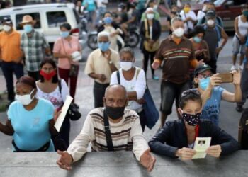 Fieles rezan cerca de la iglesia donde descansan los restos de José Gregorio Hernández en Caracas, después que el Vaticano anunciara el viernes su beatificación, en Caracas, Venezuela, Junio 19, 2020. REUTERS/Manaure Quintero