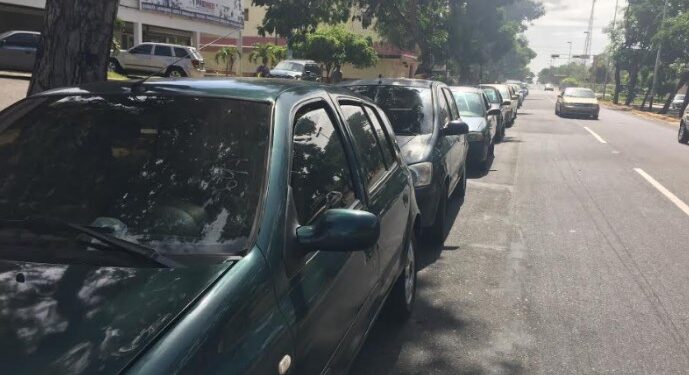 Conductores llegaron de madrugada a hacer la cola para comprar gasolina a precio subsidiado | Foto: Carlos Suniaga