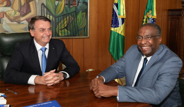 Handout picture released by Brazilian Presidency press office of President Jair Bolsonaro (L) and his new Minister of Education Carlos Alberto Decotelli, the first black minister in his cabinet, at Planalto Palace in Brasilia, Brazil, on June 26, 2020. - Brazil's new Education Minister has not yet taken office, but he is already the subject of much controversy, with several of the academic titles on his resume being contested. (Photo by Marcos CORREA / Brazilian Presidency / AFP) / RESTRICTED TO EDITORIAL USE - MANDATORY CREDIT "AFP PHOTO / BRAZILIAN PRESIDENCY / MARCELO CORREA " - NO MARKETING - NO ADVERTISING CAMPAIGNS - DISTRIBUTED AS A SERVICE TO CLIENTS