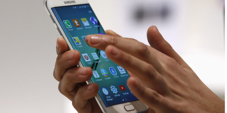 A hostess displays the new Samsung Galaxy S6 Edge smartphone during the Mobile World Congress in Barcelona March 2, 2015. Ninety thousand executives, marketers and reporters gather in Barcelona this week for the telecom operators Mobile World Congress, the largest annual trade show for the global wireless industry. REUTERS/Gustau Nacarino (SPAIN - Tags: BUSINESS SCIENCE TECHNOLOGY) - RTR4RSM8