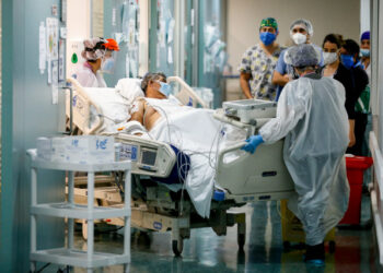 Nurses from the Critical Patients Unit transfer a patient infected with COVID-19 at El Carmen Hospital, in Santiago, May 6, 2020. (Photo by JAVIER TORRES / AFP)