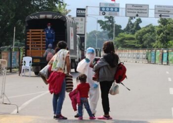 04-28-2020- Venezolanos osn tamizados en el puente Simon Bolivar el Martes 28 de Abril de 2020 luego de llegar de Bogota y Bucaramanga al pedir el retorno voluntario a supais en tiempo de cuarentena por el COVID-19.