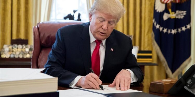 MRX01  WASHINGTON  ESTADOS UNIDOS   22 12 2017 - El presidente estadounidense  Donald Trump firma la ambiciosa reforma fiscal que incluye notables recortes de impuestos para empresas y trabajadores  en el despacho Oval de la Casa Blanca en Washington DC  Estados Unidos hoy  22 de diciembre de 2017  El mandatario sello la propuesta legislativa aprobada esta semana en el Congreso con el respaldo de la mayoria republicana en la Camara y en el Senado  despues de semanas de intensas negociaciones  Trump comienza hoy sus vacaciones de Navidad  que pasara en su residencia privada de Mar-a-Lago  Florida   bautizada como la Casa Blanca de Invierno  junto a su esposa Melania y sus hijos  antes de regresar a Washington a comienzos de 2018 EFE  Michael Reynolds