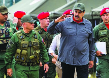 CAR02. CARACAS (VENEZUELA), 24/02/2018.- El presidente de Venezuela, Nicolás Maduro (d), saluda a su llegada para presenciar ejercicios militares de la Fuerza Armada Nacional Bolivariana (FANB), acompañado del jefe del Comando Estratégico Operacional de la FANB, Remigio Ceballos (i), hoy, sábado 24 de febrero de 2018, en las instalaciones militares del Fuerte Tiuna en Caracas (Venezuela). Maduro dio inicio hoy a los ejercicios militares convocados para este fin de semana, para demostrar que su país es "territorio de independencia" y ante supuestos llamados de EE.UU. a la Fuerza Armada a que den un "golpe de Estado". EFE/Cristian Hernández