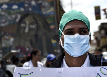 A demonstrators hold signs during a protest  for the hospital crisis and better salaries in The Varga's Hospital in Caracas, Venezuela, on Tuesday , April 17, 2018. Photographer: Carlos Becerra / Bloomberg