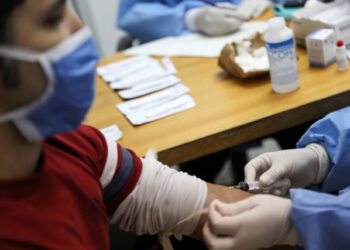 Medical workers take blood samples from a man for a coronavirus disease (COVID-19) rapid test at a medical facility due to the COVID-19 outbreak in Caracas, Venezuela April 15, 2020. Picture taken April 15, 2020. REUTERS/Manaure Quintero