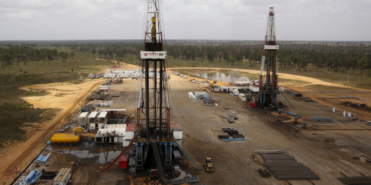 Imagen de archivo de plataformas de perforación en un campo operado por la petrolera estatal venezolana PDVSA, en la Faja Petrolífera del Orinoco, cerca de Morichal, en el estado de Monagas, Venezuela. 16 de abril, 2015. REUTERS/Carlos Garcia Rawlins/Archivo