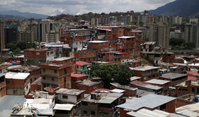 Imagen de archivo de una vista de la barriada de Petare desde el balcón de la casa de la familia de Erick Altuve, un niño de 11 años que murió por problemas respiratorios mientras recibía tratamiento por un cáncer estomacal en el hospital público José Manuel de los Ríos en Caracas, Venezuela. 28 de mayo, 2019. REUTERS/Ivan Alvarado/Archivo