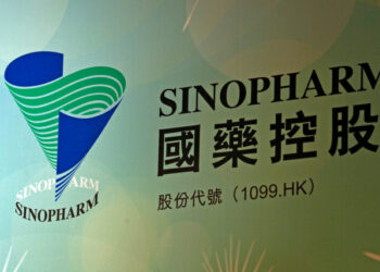 El logo de Sinopharm Group Co Ltd en una conferencia de prensa de la compañía estatal en Hong Kong. FOTO DE ARCHIVO. REUTERS/Bobby Yip