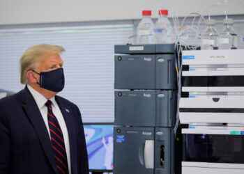 U.S. President Donald Trump wears a protective face mask during a tour of the Fujifilm Diosynth Biotechnologies' Innovation Center, a pharmaceutical manufacturing plant where components for a potential coronavirus disease  (COVID-19) vaccine candidate are being developed, in Morrrisville, North Carolina, U.S., July 27, 2020. REUTERS/Carlos Barria