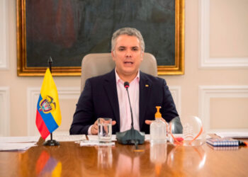 Fotografía cedida este lunes por la Presidencia de Colombia en la que se registró al mandatario Iván Duque, durante una declaración televisada, en Bogotá (Colombia), en la que anunció la prolongación del aislamiento preventivo obligatorio para combatir la pandemia del virus COVID-19 hasta el próximo 11 de mayo. EFE/Presidencia de Colombia