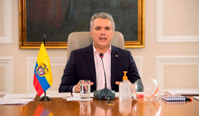 Fotografía cedida este lunes por la Presidencia de Colombia en la que se registró al mandatario Iván Duque, durante una declaración televisada, en Bogotá (Colombia), en la que anunció la prolongación del aislamiento preventivo obligatorio para combatir la pandemia del virus COVID-19 hasta el próximo 11 de mayo. EFE/Presidencia de Colombia