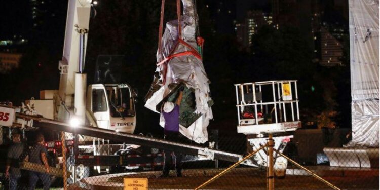 La estatua de Cristobal Colón es quitada del Parque Grant en Chicago, Illinois, EEUU, 24 de julio del 2020. REUTERS/Kamil Krzaczynski