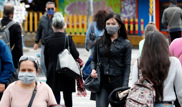 Ciudadanos recorren las calles de Bogotá (Colombia). EFE/Mauricio Dueñas Castañeda/Archivo