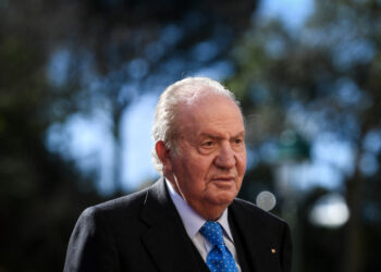 (FILES) In this file photo taken on February 07, 2018 Spanish former King Juan Carlos I arrives to attend the XII Meeting COTEC Europe "WORK 4.0, Rethinking the Human-Technology Alliance", held at Mafra National Palace, in Mafra. - Spain's former king Juan Carlos, at the centre of an alleged $100-million corruption scandal, has reportedly fled to the Dominican Republic after his shock announcement he was going into exile. Daily newspaper ABC reported on August 4, 2020 that he left Spain and flew to the Dominican Republic via Portugal. (Photo by PATRICIA DE MELO MOREIRA / AFP)