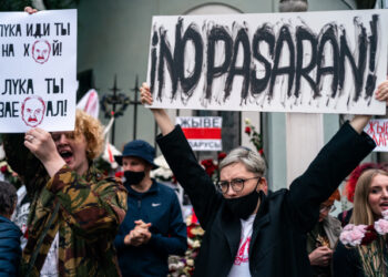 Demonstrators protest against the results of Belarusian presidential election outside the Belarusian embassy in Moscow on August 12, 2020. (Photo by Dimitar DILKOFF / AFP)