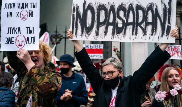 Demonstrators protest against the results of Belarusian presidential election outside the Belarusian embassy in Moscow on August 12, 2020. (Photo by Dimitar DILKOFF / AFP)