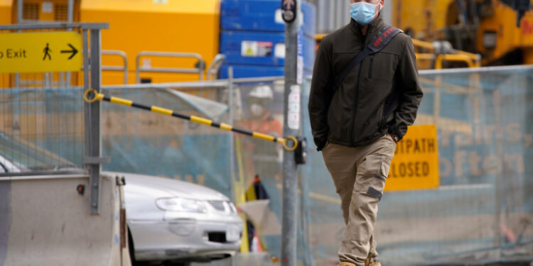 FOTO DE ARCHIVO: Un hombre con una mascarilla por una calle de Melbourne, el 23 de julio de 2020. REUTERS/Sandra Sanders