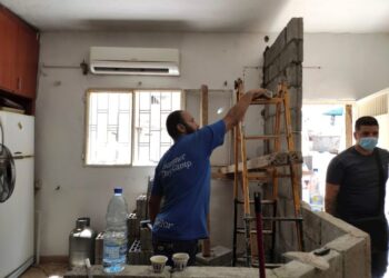 Mohamed, amigo del propietario de la casa destruida en el barrio de Karantina por la deflagración del pasado 4 de agosto, construye una pared de hormigón en la cocina después de que el muro se derrumbase por la explosión que arrasó con la mayoría de los barrios céntricos de la capital libanesa. Foto: EFE | Isaac J. Martín