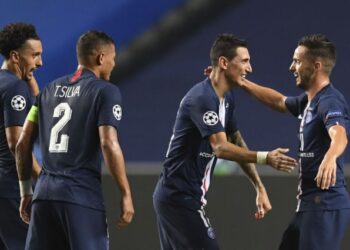 El argentino Ángel Di María, (2do de derecha a izquierda) festeja durante la semifinal de la Liga de Campeones ante el Leipzig, el martes 18 de agosto de 2020, en Lisboa (David Ramos/Pool Photo via AP)