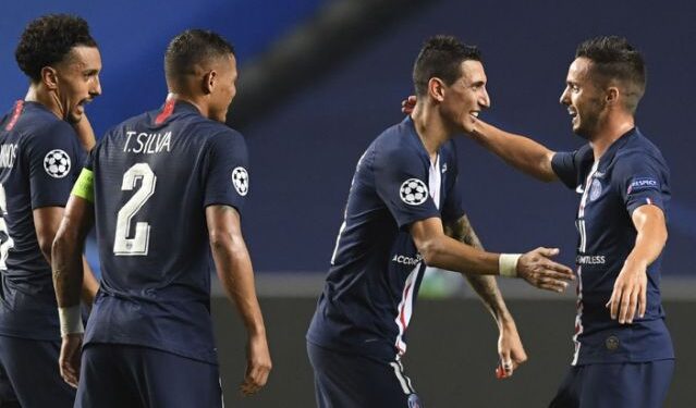 El argentino Ángel Di María, (2do de derecha a izquierda) festeja durante la semifinal de la Liga de Campeones ante el Leipzig, el martes 18 de agosto de 2020, en Lisboa (David Ramos/Pool Photo via AP)