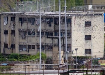 The partially destroyed facilities by gunfire of 'El Rodeo' prison is seen in Guatire outside Caracas June 19, 2011. The prisoners are being moved as gunbattles between inmates have killed at least 25 people in the latest riots to rock the overcrowded prison system. President Hugo Chavez's government announced this week a new Prisons Ministry to try to control chaos inside jails where inmates traffic drugs, carry guns, mastermind crime outside via telephones and control whole blocks by themselves. REUTERS/Carlos Garcia Rawlins (VENEZUELA - Tags: POLITICS CRIME LAW)