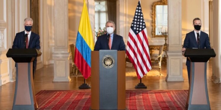 El asesor de Seguridad Nacional de Estados Unidos, Roberth O´Brien, el presidente de Colombia, Iván Duque. Foto captura de video.