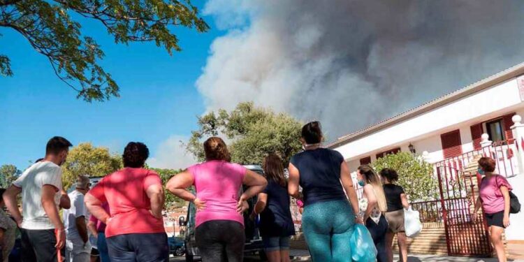 Incendio de Almonaster sigue avanzando tras 52 horas y suma 1.890 evacuados