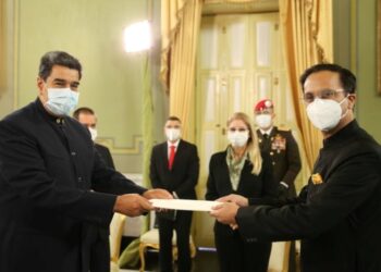 Nicolás Maduro y el embajador de La India, Abhishek Singh. Foto @PresidencialVE.