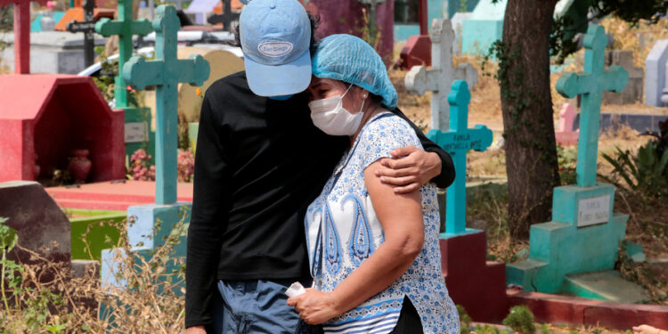 People attend the burial of a man suspected to have died of the coronavirus disease (COVID-19) at the "Milagro de Dios" cemetery in Managua, Nicaragua May 9, 2020. REUTERS/Oswaldo Rivas