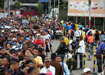 Venezuelan citizens cross the Simon Bolivar international bridge from San Antonio del Tachira in Venezuela to Norte de Santander province of Colombia on February 10, 2018.
Oil-rich and once one of the wealthiest countries in Latin America, Venezuela now faces economic collapse and widespread popular protest.  / AFP PHOTO / GEORGE CASTELLANOS