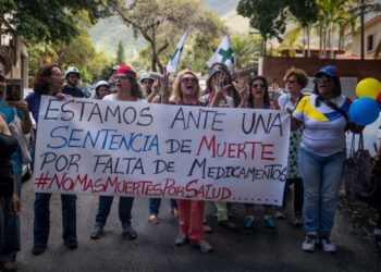 CAR111. CARACAS (VENEZUELA), 30/07/2018.- Decenas de personas participan en una manifestación hoy, lunes 30 de julio del 2018, en la ciudad de Caracas (Venezuela). Enfermeras, médicos y demás trabajadores sanitarios marcharon acompañados de pacientes crónicos hasta la sede de la Organización Panamericana de la Salud (OPS) para "denunciar la grave crisis" que atraviesa el sector salud en Venezuela. EFE/Miguel Gutiérrez