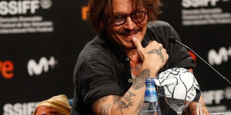 El actor estadounidense Johnny Depp durante la rueda de prensa de presentación de la película "Crock of gold: A few rounds with Shane MacGowan", que compite en la sección oficial de la 68 edición del Festival de Cine de San Sebastián. EFE/Juan Herrero