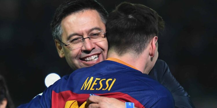 Josep Maria Bartomeu y Lionel Messi. Foto Agencias.