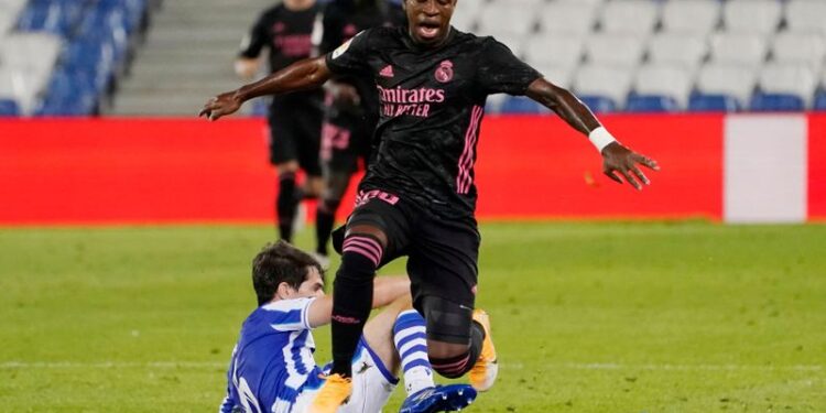 Vinicius Junior del Real Madrid, en acción junto a Aritz Elustondo del Real Sociedad,  San Sebastián, España, 20 de septiembre de 2020. REUTERS/Vincent West