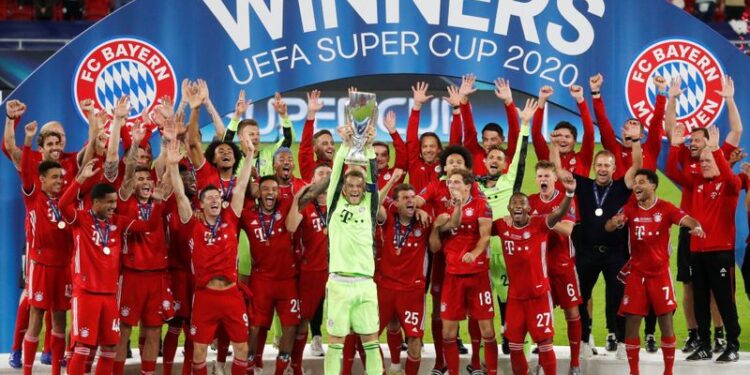 El arquero del Bayern Munich, Manuel Neuer, levanta el trofeo y celebra junto a sus compañeros tras ganar la Supercopa europea luego de vencer al Sevilla de España, en el Puskas Arena, en Budapest, Hungría - Septiembre 24, 2020.  Pool via REUTERS/Bernadett Szabo