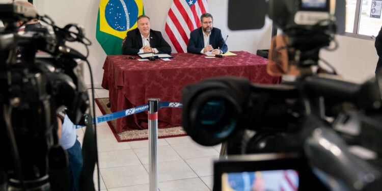 Mike Pompeo y Ernesto Araújo. Foto @SecPompeo