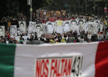 MEX07. CIUDAD DE MÉXICO (MÉXICO), 26/09/2015.- Miles de personas marchan con banderas y fotografías hoy, sábado 26 de septiembre de 2015, en calles de la Ciudad de México (México) para recordar el aniversario de la desaparición de 43 estudiantes de la Escuela Normal Rural de Ayotzinapa, que hace un año fueron secuestrados por policías corruptos del municipio mexicano de Iguala. La marcha que se está llevando a cabo en la capital mexicana, transcurre en calma y arrancó en torno a las 12:00 hora local (17.00 GMT) en las inmediaciones de la residencia presidencial de Los Pinos. EFE/Alex Cruz