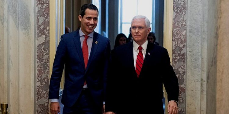 Pdte. (E) Juan Guaidó y el vicepresidente de EEUU Mike Pence. Foto El Tiempo.