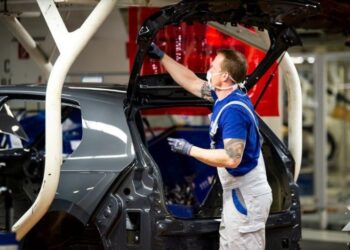 FOTO DE ARCHIVO. Un trabajador lleva una máscara protectora en la planta de ensamblaje Volkswagen en Wolfsburgo, Alemania. Swen Pfoertner/Pool via REUTERS/File Photo