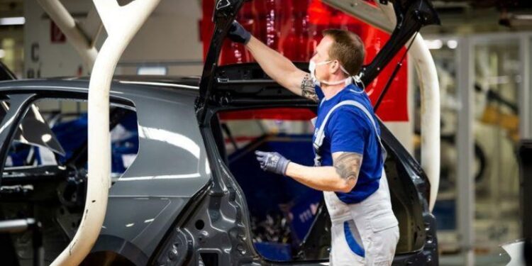 FOTO DE ARCHIVO. Un trabajador lleva una máscara protectora en la planta de ensamblaje Volkswagen en Wolfsburgo, Alemania. Swen Pfoertner/Pool via REUTERS/File Photo