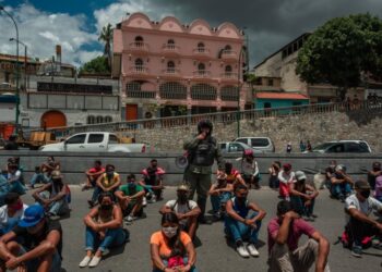 Un oficial de seguridad en Caracas, Venezuela, en julio. El personal de la Guardia Nacional detiene a los ciudadanos durante horas para explicar la importancia de cumplir con las medidas de cuarentena. | Crédito Adriana Loureiro Fernandez para The New York Time