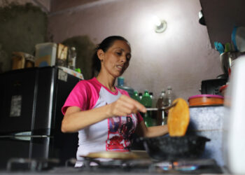 Nurse Flor Perez cooks lunch at her house before her night shift in a public hospital in Caracas, amid the global outbreak of the coronavirus disease (COVID-19), in Venezuela August 26, 2020. Picture taken August 26, 2020. REUTERS/Manaure Quintero