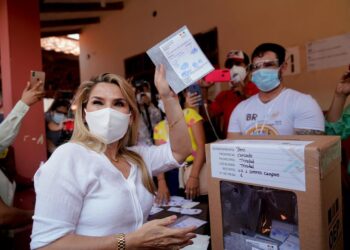 Fotografía cedida por la oficina de prensa de la Presidencia boliviana, de la presidenta interina de Bolivia, Jeanine Áñez, que emite su voto este domingo en un colegio en la ciudad amazónica de Trinidad (Bolivia). EFE/Cortesía oficina de prensa de la Presidencia de Bolivia